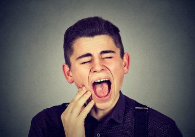 acıdan ağlayan bir diş ağrısı ile genç adam 