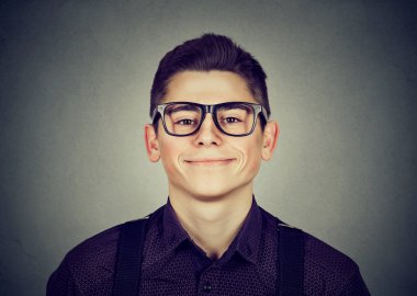 gülümseyen, yakışıklı ve genç bir adam portresi