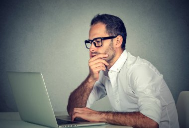 Dizüstü bilgisayar kullanan çalışan adam 