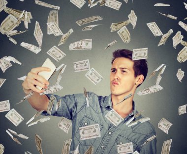 adam onu kendine para yağmur altında fotoğraflarını  