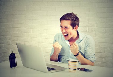 İyi haberler e-posta alma onun ofisinde oturan başarılı iş adamı 