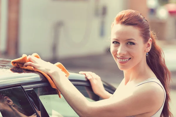 Vrouw droge auto met microfiber doek afvegen na het wassen — Stockfoto