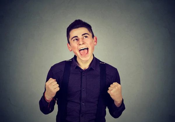 Gelukkig succesvol student man winnen vuisten gepompt vieren succes — Stockfoto