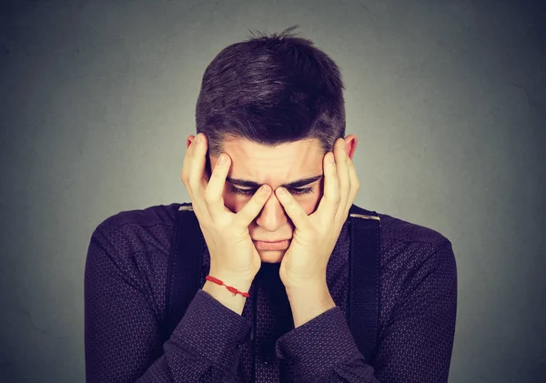 Wanhopig trieste man huilen in zijn handen — Stockfoto