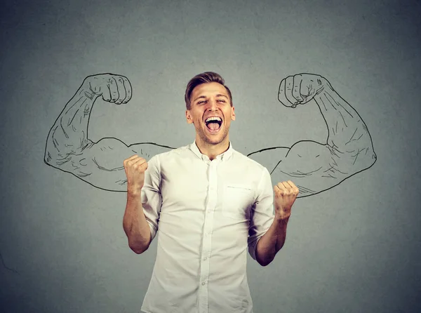 Framgångsrik man vinna nävar pumpade fira framgång flexar muskler — Stockfoto