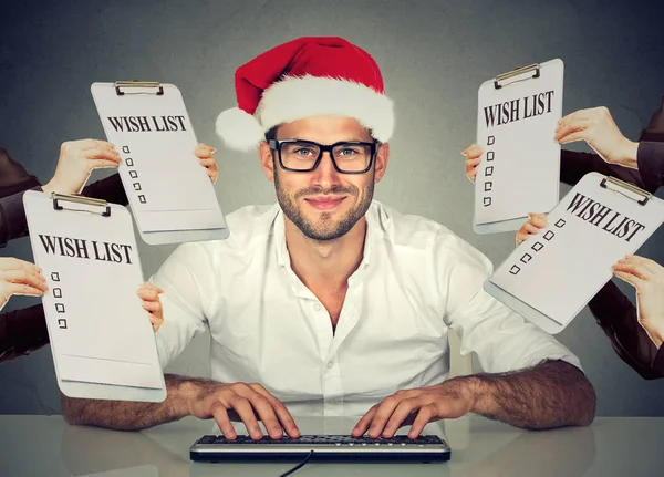 Weihnachtsmann mit Weihnachtsmütze erhält Online-Geschenkanfragen — Stockfoto