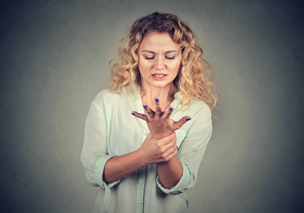 Vrouw bedrijf pijnlijke pols. Verstuiking pijn — Stockfoto