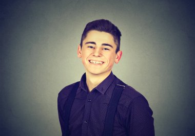 Portre gülümseyen modern yakışıklı adam 