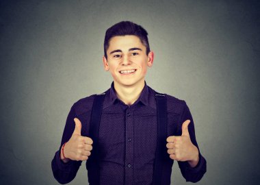 Mutlu adam işaret veriyor. 