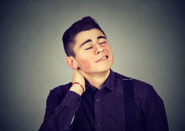 boyun ağrısı olan genç adam