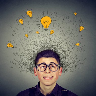 Beyin bağlantıları. Birçok fikir Işık Ampüller başının üstünde olan adam