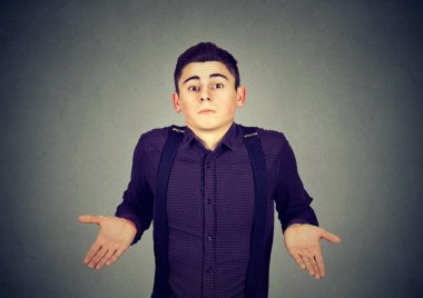 Cehalet küstahlık. Yani ne umurunda omuzlarında shrugging adam 