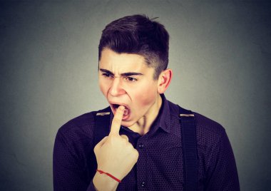 parmağını ağzına gücendi tiksinti adam kusmak istiyor 