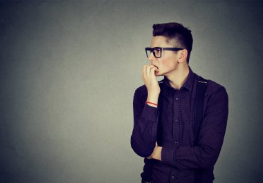 Meşgul endişeli erkek tırnaklarını ısırma 