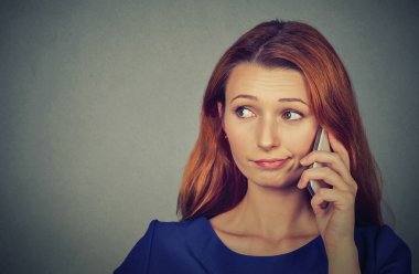 Cep telefonu üzerinde konuşurken rahatsız kadın