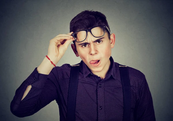 Grappig uitziende sceptisch man in glazen — Stockfoto