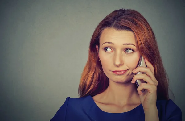 Mujer molesto molesto hablando en el teléfono móvil — Foto de Stock