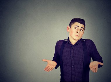 Cehalet küstahlık. Yani ne umurunda omuzlarında shrugging adam 