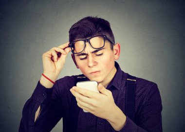 cep telefonu görme sorunları görmek sorun yaşıyorsanız gözlüklü adam