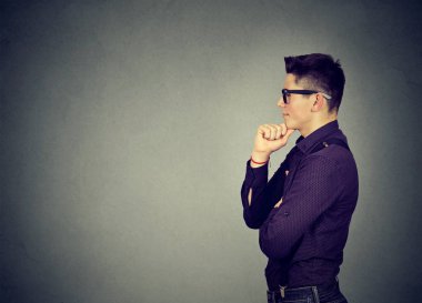 Yakışıklı bir adam yan profili 