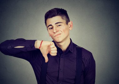 başparmak aşağı el hareketi olan adam 