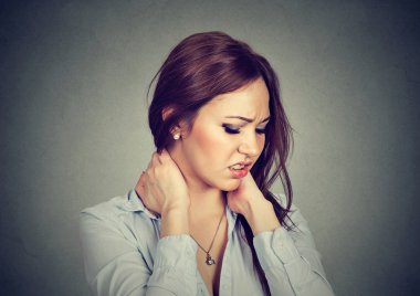 Sırt ve omurga hastalığı. Yorgun kadın ağrılı boyun Masaj 