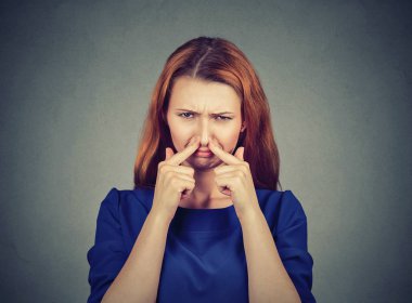 kadın burun görünümü iğrenme ile bir şey kokuyor kötü koku pinches 