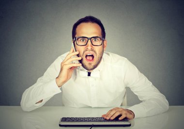 Bilgisayar kullanırken telefonda konuşurken şok işadamı 