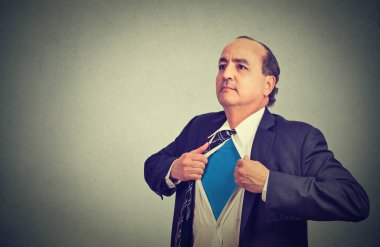 Orta yaşlı işadamı unbuttons onun takım elbise gömlek olur bir Süpermen