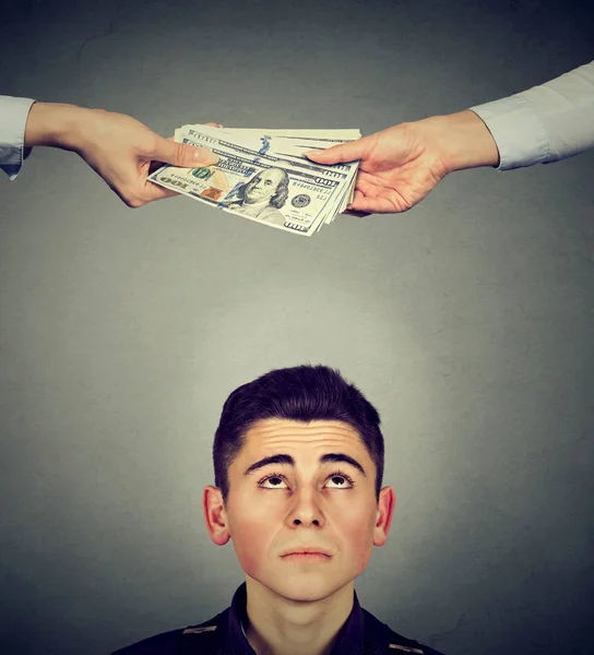 Martwi się człowiek patrząc na dwie ręce, wymiana pieniędzy — Zdjęcie stockowe
