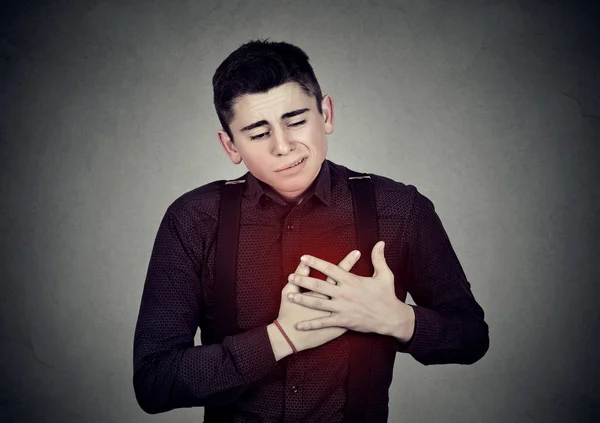 Hombre que sufre de dolor agudo en el pecho. Enfermedad cardíaca — Foto de Stock