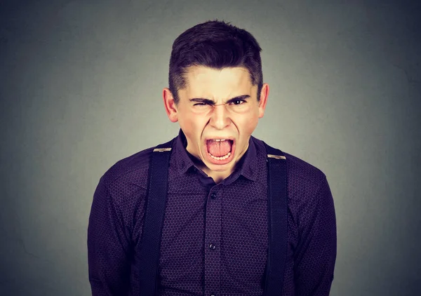 Portrait de jeune homme en colère criant — Photo