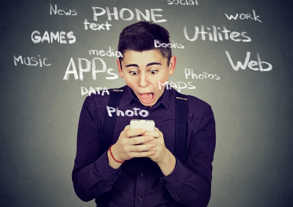 Šokovaný muž pomocí chytrého telefonu — Stock fotografie