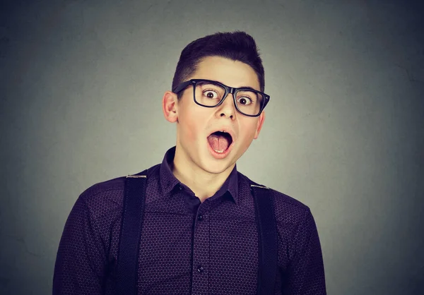 şok genç adam gözlük 