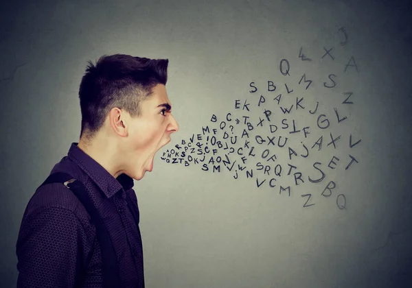 Θυμωμένος άνθρωπος ουρλιάζοντας γράμματα του αλφαβήτου που βγαίνει από το στόμα — Φωτογραφία Αρχείου