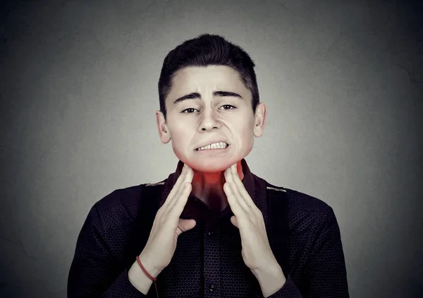 Uomo con mal di gola irritazione toccando collo colorato in rosso — Foto Stock