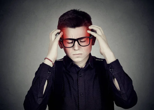 Homem estressado em óculos com dor de cabeça — Fotografia de Stock