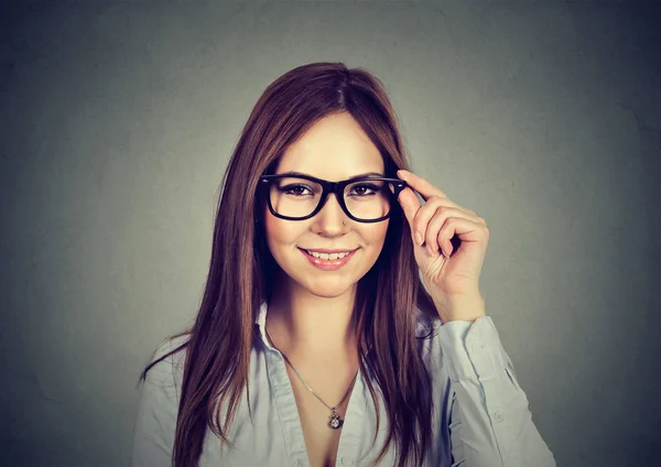 Portrait jeune femme portant des lunettes — Photo