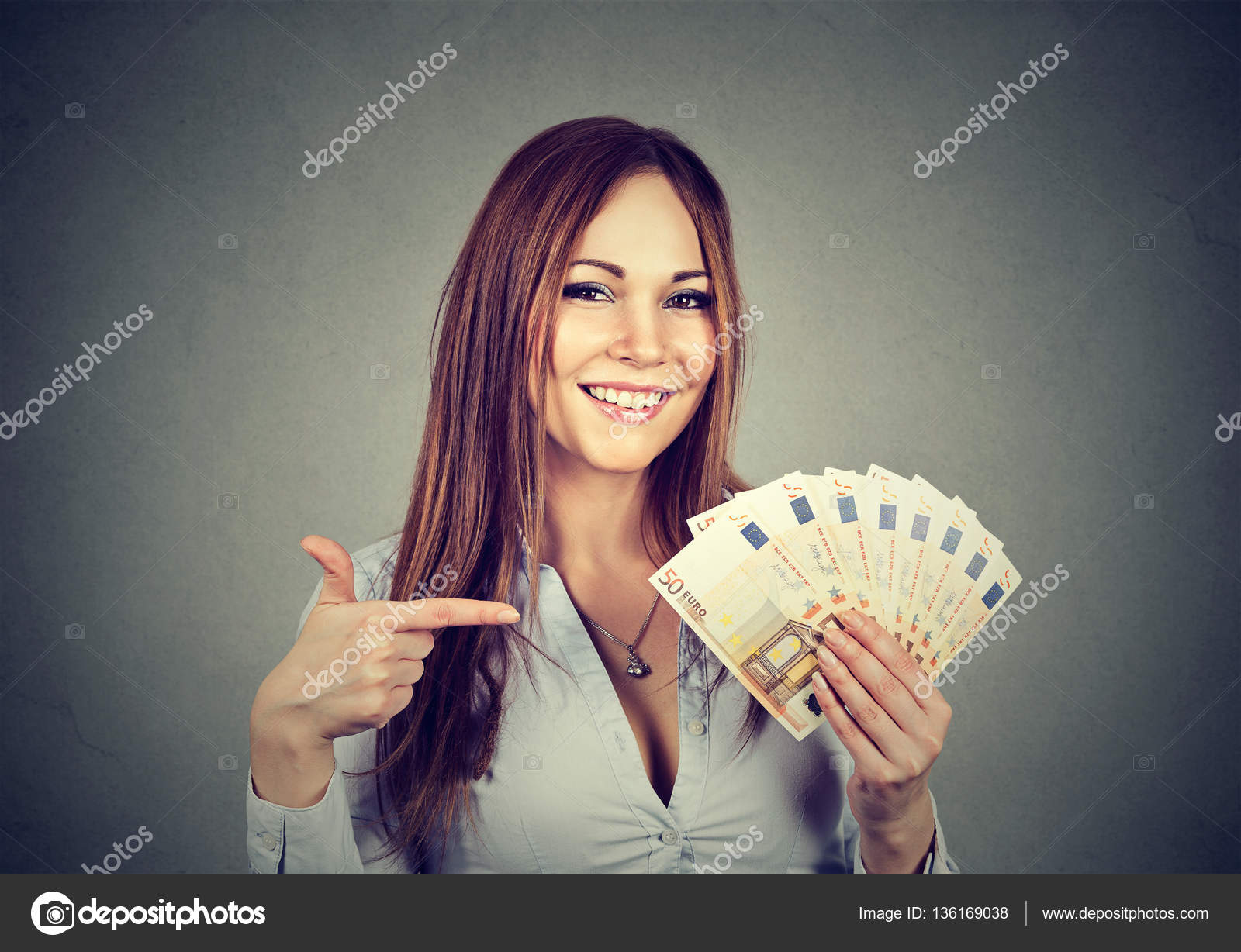 Красивую русскую за деньги. Деньги в руках девушки. Девушка с деньгами. Девушка с рублями в руках. Красивая девушка с деньгами.