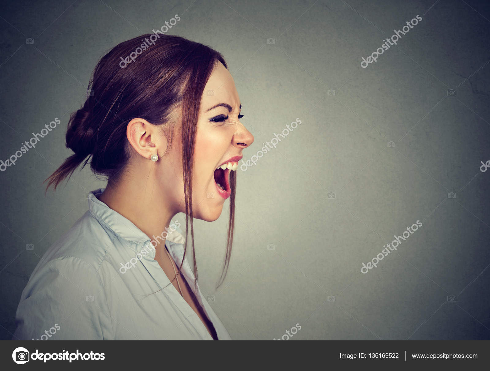 фото человека говорит букву о. буквы говорящий человек. буквы говорящий человек. дети с тнр. женщина кричит в профиль.