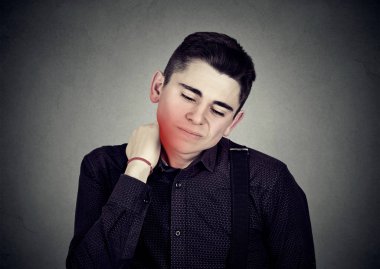 Adam kırmızı renkli boyun ağrısı ile 
