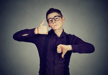 Başparmak aşağı yukarı hareketi ile çapraşık adam