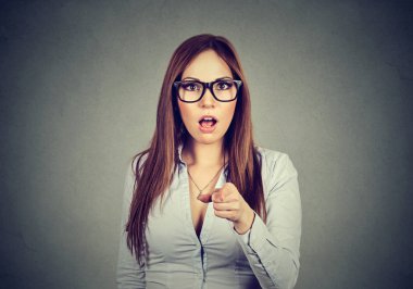 sürpriz işaret parmağı kameraya bakarak şok iş kadını 