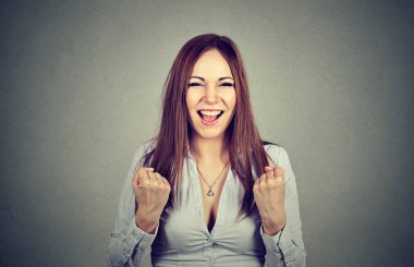 yumruklarını pompalanan kutluyor başarı ile başarılı kadın 