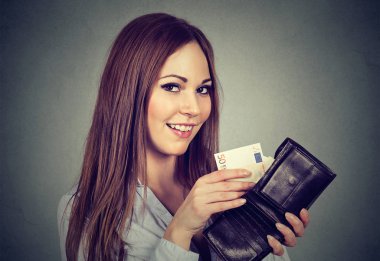 Cüzdanından para euro banknot yaptırmayı kadın 