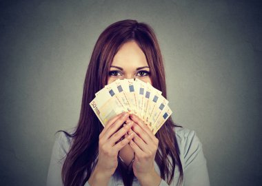 kadın yüzünü euro para fan arkasında saklanıyor