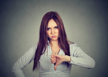 başparmak aşağı hareketi olumsuz bir ifadeyle bakıyor veren kadın 