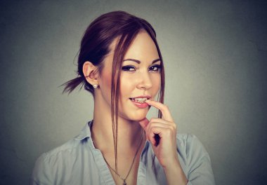 gülümseyen li parmağında ile flört kadın