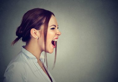 öfkeli kadın çığlığı ile geniş açık ağız 