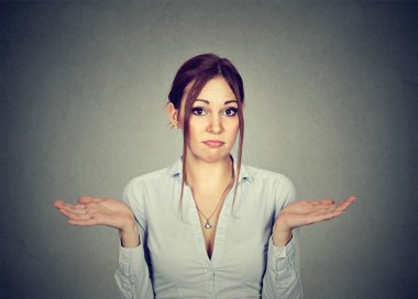 Ne ben bilmiyorum bu yüzden omuz silkiyor omuz kollarını kadınla 